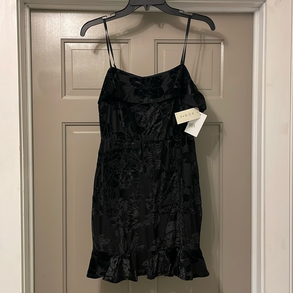 Black mini dress with adjustable straps. No zippper new with tags